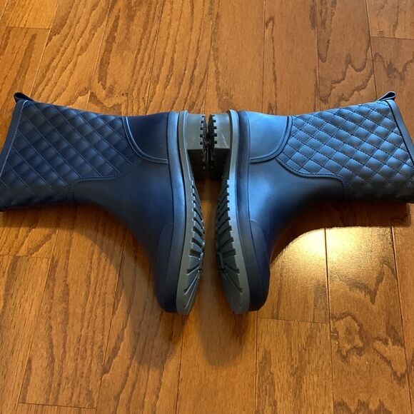 Size 8.5 navy blue rubber boots.  NWOT - Picture 2 of 9
